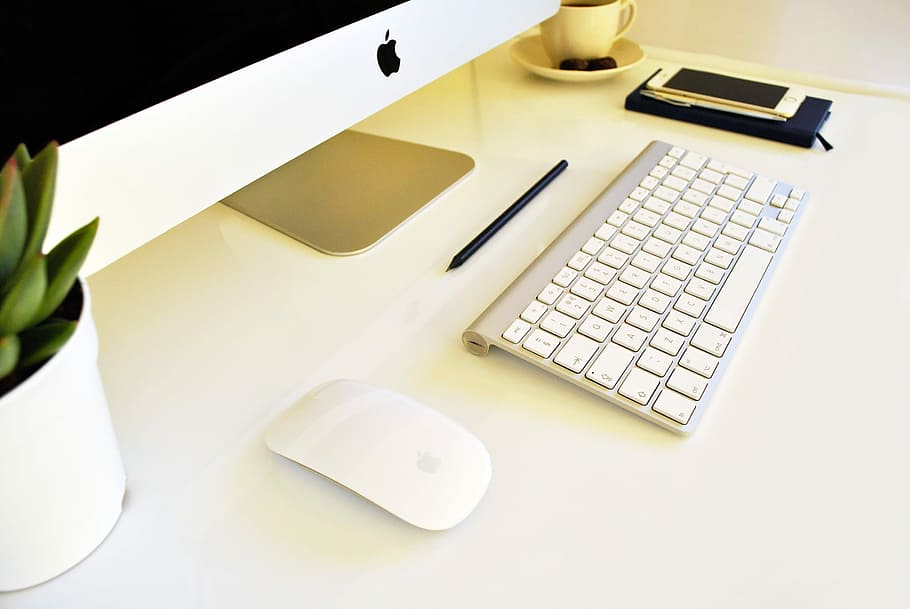 imac, iphone, ordinador, mòbil, blanc, dispositiu, modern, escriptori, maqueta, monitor, pantalla, poma, teclat, teclat d’ordinador, equips informàtics, tecnologia, taula, negocis, tecnologia sense fils, comunicació, mobles, oficina, connexió, PC d'escriptori, a l'interior, Ratolí de l'ordinador, cap gent, vista d’angle alt, negoci corporatiu, ocupació, bloc de notes, en blanc, clau d’ordinador, 2K