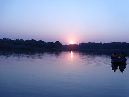 râu, apus de soare, barcă, plimbare cu barca, amurg, seară, reflecţie, pitoresc, apă, cer, lac, frumusețe în natură, o scenă liniștită, scenice - natura, natură, liniște, oameni adevărați, doi oameni, bărbați, malul mării, copac, spațiu copie, cer senin, Activitatea de agrement, stiluri de viață, soare, în aer liber, cuplu - relație, 2K, CC0, domeniu public, fără drepturi de autor