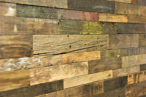 madera reciclada, panel de pared, panel, pared, madera, tablero, de madera, plano, interior, textura, material, modelo, superficie, natural, marrón, reciclado, construcción, partícula, carpintería, grano, fondo, diseño, erosionado, material de madera, fotograma completo, antecedentes, texturizado, nadie, de cerca, día, estructura construida, pared - característica de la construcción, arquitectura, tablón, al aire libre, antiguo, áspero, naturaleza, luz del sol, 5K, CC0, dominio público, libre de derechos