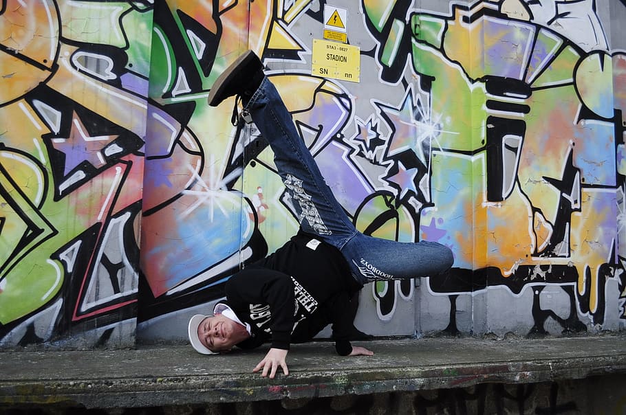 mand, hoved, stå, graffiti væg, dans, legeme, Break dance, by, lavt afsnit, sko, voksen, mennesker, ungdomskultur, graffiti, kreativitet, en person, Kunst og håndværk, murbygningsfunktion, rigtige mennesker, fuld længde, gadekunst, livsstil, bygget struktur, arkitektur, fritidsaktivitet, dag, multi farvet, afslappet tøj, dygtighed, crouching, balance, herrer, udendørs, hip hop, shorts, 1080P