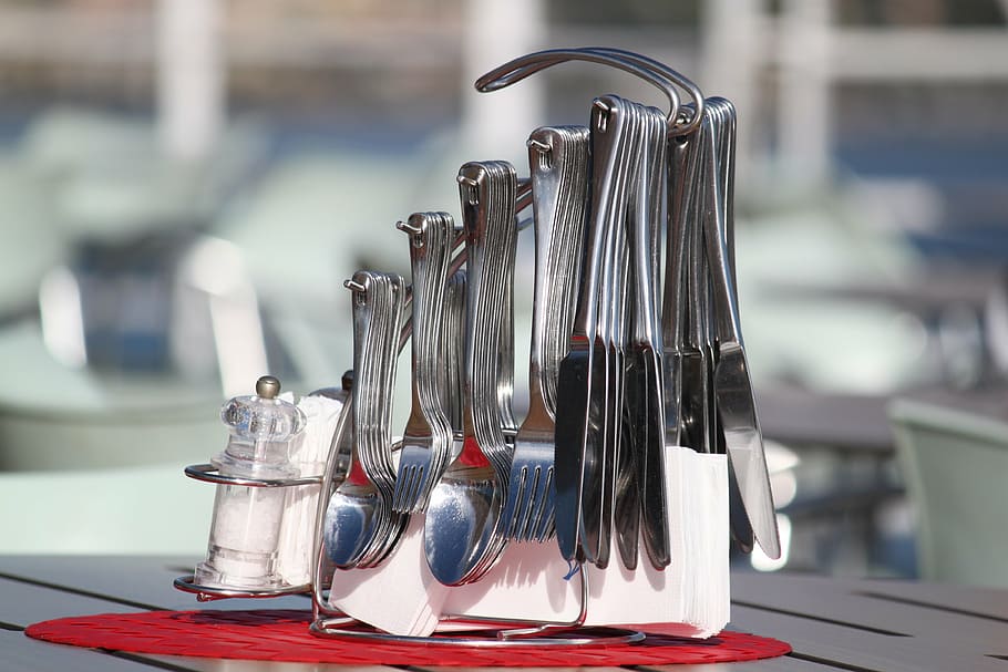 coberts, taula, coberta, forquilla, pissarra, taula gedeckter, ganivet, cullera, culleradeta, forquilles, coberta de taula, menjar, metall, cruet, pebre, Saler, sevietten, local, sal, primer pla, llum, assolellat, fora de càtering, restaurant, centrar-se en primer pla, cap gent, a l'interior, equipament per a la llar, negocis, gran grup d'objectes, natura morta, elecció, dia, color plata, estri de cuina, habitació domèstica, equipament, variació, menjar i beguda, vaixella, 4K