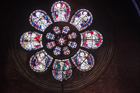 finestra, vitrall, Església, llum, religió, vidre, parròquia, arquitectura, a l'interior, cap gent, estructura construïda, vidre - material, material de fusta, multicolor, art i artesania, patró, lloc de culte, espiritualitat, creença, vista d’angle baix, disseny, ornamentat, creativitat, sostre, motiu floral, 5K, CC0, domini públic, lliure de regalies