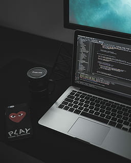 macbook, pro, ouvrir, noir, tasse de canon, tourné, l'affichage, codes, ordinateur, code, café, portable, bleu, la communication, La technologie, Technologie sans fil, lien, à l'intérieur, table, personne, texte, équipement informatique, rafraîchissement, l'Internet, dispositif d'information portable, vue grand angle, clavier, fermer, boisson, réseau informatique, nature morte, 4K, CC0, domaine public, libre de droits