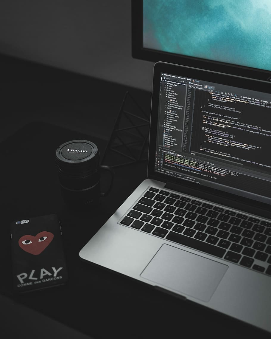 macbook, professionista, Aperto, nero, tazza del canone, trasformato, visualizzazione, codici, computer, codice, caffè, il computer portatile, blu, comunicazione, tecnologia, tecnologia wireless, connessione, in casa, tavolo, nessuno, testo, attrezzatura informatica, rinfresco, Internet, dispositivo di informazione portatile, vista dall'alto, tastiera, avvicinamento, bere, rete di computer, natura morta, 4K