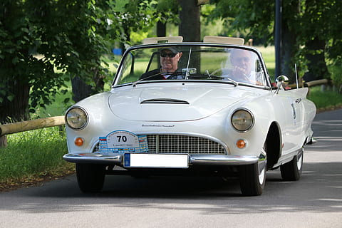 auto, Old Timer, klassiek, automotive, PKW, voertuigen, oldtimer auto, vervoer, dag, buitenshuis, volgroeide volwassene, volwassen, wijze van transport, motorvoertuig, landvoertuig, boom, mannen, weg, fabriek, het rijden, een persoon, retro gestileerd, zittend, echte mensen, reizen, luxe, 5K, CC0, publiek domein, royaltyvrij