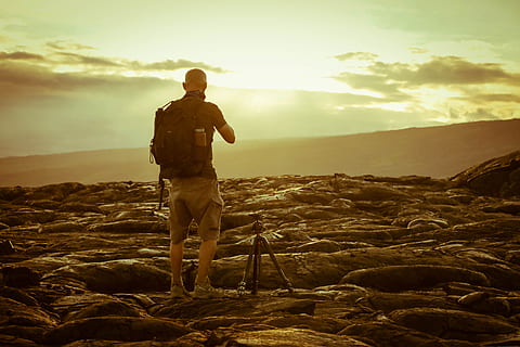 Mann, neben, Stativ, Felsen, golden, Stunde, Rucksack, Wolken, Dämmerung, Wüste, Abend, Landschaft, Natur, draußen, Person, Fotografie, Rock, Sand, Sepia, Himmel, Sonne, Sonnenuntergang, Reise, reisender, Wasser, eine Person, Stehen, wolke - himmel, Männer, in voller Länge, Land, Berg, Freizeitbeschäftigung, Erwachsene, Szenen - Natur, echte Menschen, Schönheit in der Natur, Lebensstile, Aktivität, Wandern, Linseneffekt, Fotograf, 5K, CC0, gemeinfrei, lizenzfrei
