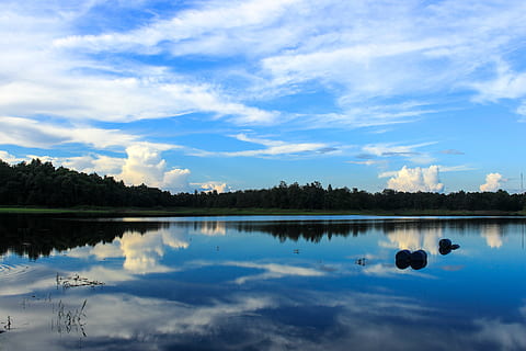 pantà, aigua, reflexió, Conca, cel, llac, núvol - cel, arbre, tranquil·litat, escenics - natura, bellesa a la natura, escena tranquil·la, planta, naturalesa, davant del mar, cap gent, dia, simetria, escena no urbana, blau, idíl·lic, a l'aire lliure, llac de reflexió, 4K, CC0, domini públic, lliure de regalies