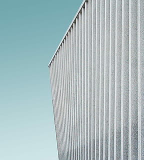 primer pla, foto, gris, panell de persiana, tèxtil blanc, façana, arquitectura, forma, cantonada, mínim, estructura construïda, exterior de l'edifici, patró, cel clar, cel, cap gent, vista d’angle baix, dia, modern, còpia espai, edifici, metall, blau, naturalesa, a l'aire lliure, exterior d’edifici d’oficines, ciutat, senzillesa, gratacels, concret, color plata, 4K, CC0, domini públic, lliure de regalies