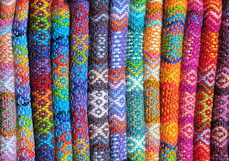 assorterte farger strikkede tekstiler, stoff, ull, tekstil, tekstur, mønster, materiale, design, mote, woven, klær, strikke, klut, fiber, veve, varm, håndlaget, stofftekstur, myk, håndverket, tråd, garn, strikkevarer, multi farget, farger, bakgrunn, nærbilde, full ramme, valg, variasjon, ingen folk, stor gruppe gjenstander, på rad, stripete, detaljhandel, strukturert, marked, innendørs, side ved side, kunst og Håndverk, lys, 1080P, CC0, offentlig domene, opphavsrett gratis