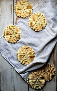 runden, braun, Gebäck, oben, Weiß, Textil-, sechs, Kekse, Plätzchen, Dessert, Backen, Muster, Design, keine Leute, High Angle View, Holz - Material, direkt darüber, Stillleben, drinnen, Nahansicht, Kreativität, Tabelle, Dekoration, Kunst, Bogen, gestalten, Kunst und Handwerk, gebunden, Blumenmuster, Variation, Tag, Seestern, 2K, CC0, gemeinfrei, lizenzfrei