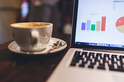 grå, hvid, bærbar, ved siden af, keramisk, krus, underkop, forretning, arbejder, cafe, kaffe, macbook, diagrammer, grafer, teknologi, computer, kaffe - drikke, trådløs teknologi, drikke, kaffekop, bord, kop, mad og drikke, meddelelse, forfriskning, forbindelse, computerudstyr, indendørs, tæt på, ingen mennesker, porcelæn, tastatur, 5K, CC0, offentligt domæne, royaltyfrie