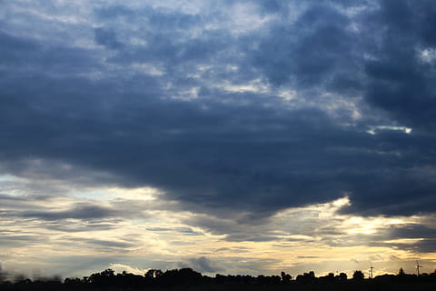 himmel, mørke skyer, skyer, blå, skyer form, overdækket himmel, front detalje, over skyerne, solnedgang, aftenhimmel, spotlight, landskab, natur, sol, humør, atmosfære, romantik, romantisk, planet, vejr, atmosfærisk, brydning, fjernsyn, himlen, vision, udsigt, outlook, panorama, baggrund, lichtspiel, lys, helvede, mørk, sky - himmel, dramatisk himmel, scenics, skønhed i naturen, scenics - natur, rolig scene, ro, silhuet, ingen mennesker, udendørs, idyllisk, cloudscape, miljø, træ, lav vinkel visning, overskyet, sollys, ildevarslende, meteorologi, 5K, CC0, offentligt domæne, royaltyfrie