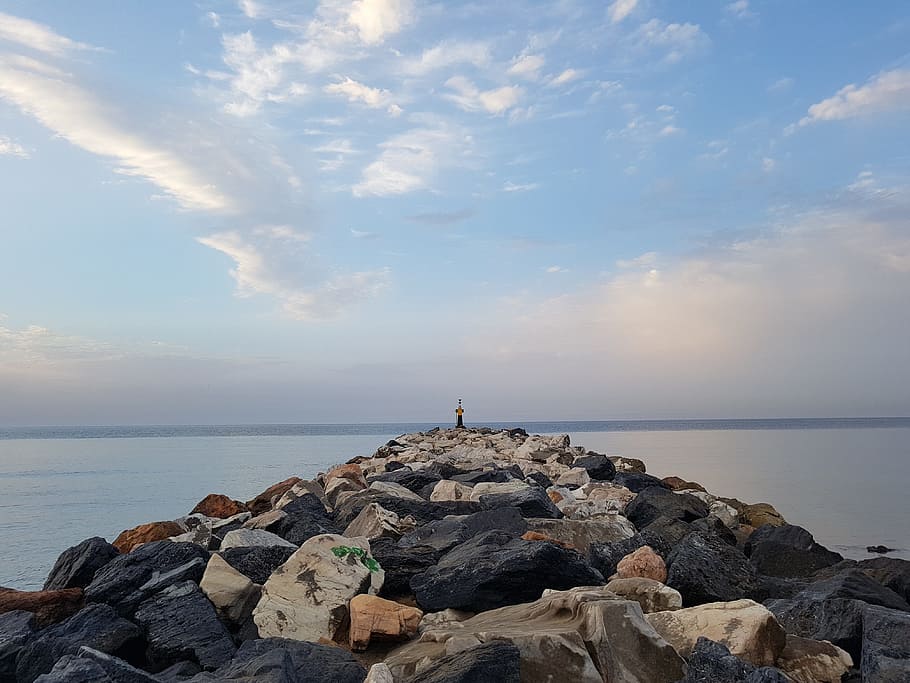 alba, núvols, sol, mar, port, roques, perspectiva, romanç, calma, pau, rock, cel, aigua, rock - object, sòlid, horitzó sobre l’aigua, escenics - natura, núvol - cel, horitzó, bellesa a la natura, naturalesa, tranquil·litat, de peu, persones reals, terra, escena tranquil·la, escena no urbana, una persona, a l'aire lliure, Groyne, braç humà, braços aixecats, 4K