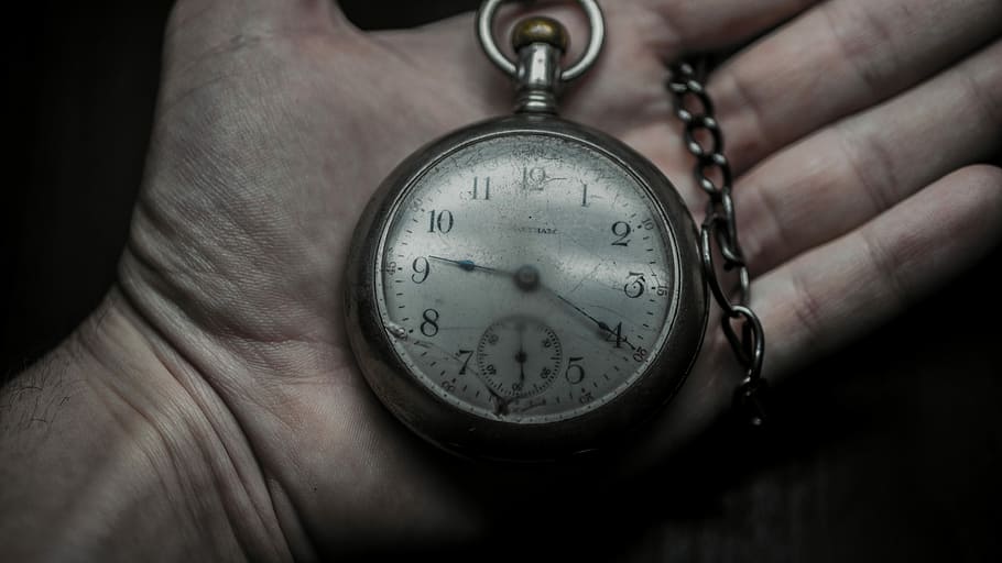 rellotge de butxaca de l’avi, persona, celebració, butxaca, veure, 9:20, vell, vintage, antiguitat, mà, part del cos humà, mà humana, temps, una persona, rellotge de butxaca, a l'interior, primer pla, tir de l'estudi, nombre, cronòmetre, cadena, rellotge, precisió, instrument del temps, metall, fons negre, color plata, dit, 4K