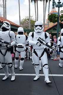 stjärnornas krig, stormtrooper, väpnad, hjälm, huvudbonader, konstkultur och underhållning, skydd, arbetshjälm, lagarbete, dag, riktiga människor, grupp människor, människor, representation, utomhus, gata, grupp, stad, Kläder, musik, mänsklig representation, säkerhet, män, stående, konstnär, marchband, enhetlig, regering, 5K, CC0, offentligt domän, royaltyfria