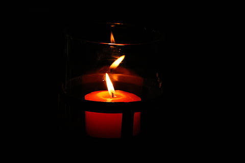 lilin, refleksi, pub, buncis, pembakaran, api, api - fenomena alam, diterangi, dalam ruangan, gelap, latar belakang hitam, bersinar, suhu panas, tidak ada orang, merapatkan, tembakan studio, alam, peralatan penerangan, merah, kamar gelap, warna oranye, fenomena cahaya - alami, cahaya teh, kaca, kilau, 2K, CC0, domain publik, bebas royalti