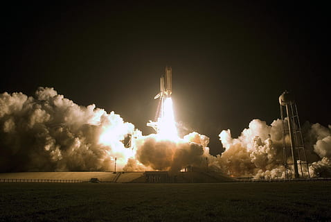 photo de paysage, vaisseau spatial, lancement, paysage, photo, navette spatiale, début, Feu, fumée, décollage, spaceport, cap canaveral, La technologie, espace, univers, tout, ciel de nuit, ciel, astronautique, nasa, voyage dans l'espace, aviation, astronomie, science, recherche, Découverte, la tour, nuit, illuminé, en plein air, personne, herbe, fusée, champ, la nature, environnement, terre, exploration de l'espace, nuage - ciel, explosif, arme, bombe, panneau d'avertissement, 2K, CC0, domaine public, libre de droits