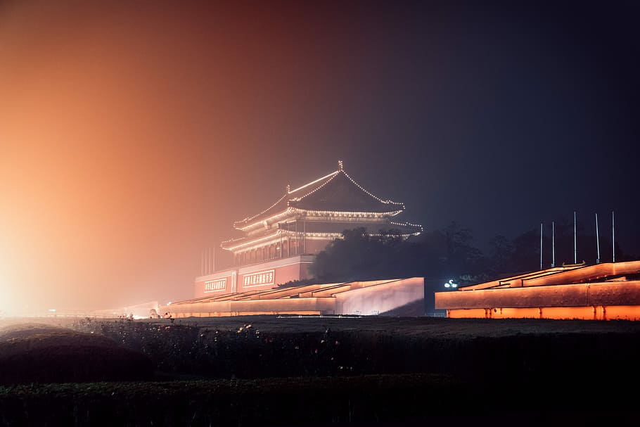 Fotografie der Pagode, braun, hölzern, Haus, Nacht-, Gebäude, die Architektur, Licht, Sonnenuntergang, Stadt, dunkel, Gebäudehülle, gebaute Struktur, Himmel, beleuchtet, Natur, Reiseziele, keine Leute, Langzeitbelichtung, Transport, Bewegung, draußen, Kunst, Kultur und Unterhaltung, Tourismus, Reise, 5K