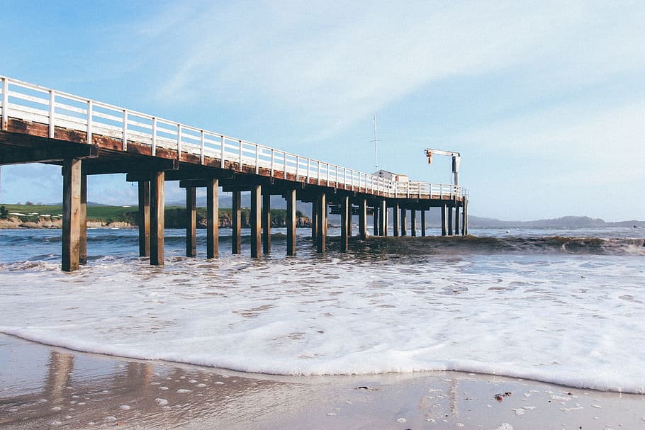 hav, landskab, natur, himmel, strand, kran, dagslys, dok, ocean, udendørs, mole, sand, naturskøn, marinemaleri, kysten, kyst, tidevand, vand, bølger, arkitektur, bygget struktur, bro, jord, bro - menneskeskabt struktur, dag, forbindelse, scenics - natur, ingen mennesker, arkitektoniske kolonne, sky - himmel, bevægelse, transportmidler, 5K