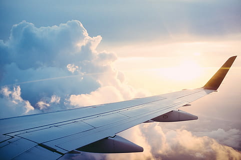aereo, fotografia, aereo di linea, grigio, superiore, nuvole, Alba, nube, ala, volante, nuvoloso, cielo, sole, raggio di sole, il limite è il cielo, nuvola - cielo, veicolo aereo, mezzi di trasporto, modo di trasporto, ala di aereo, viaggio, natura, Cloudscape, tramonto, luce del sole, nessuno, all'aperto, ambiente, scenics - natura, in movimento, industria aerospaziale, sopra, direttamente sotto, 4K, CC0, dominio pubblico, privo di copyright