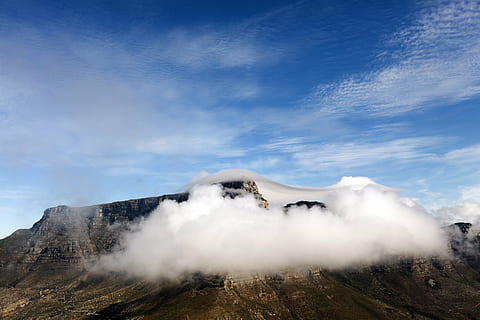 paesaggio, montagna, nube, natura, cielo, ambiente, blu, vista, all'aperto, Highlands, tavolo, mesa, alto, ripido, verticale, tempo metereologico, vulcano, Paesaggi, viaggio, picco di montagna, nuvola - cielo, scenics - natura, bellezza nella natura, nessuno, scena non urbana, scena tranquilla, destinazioni di viaggio, fumo - struttura fisica, geologia, la tranquillità, catena montuosa, giorno, potere in natura, 5K, CC0, dominio pubblico, privo di copyright