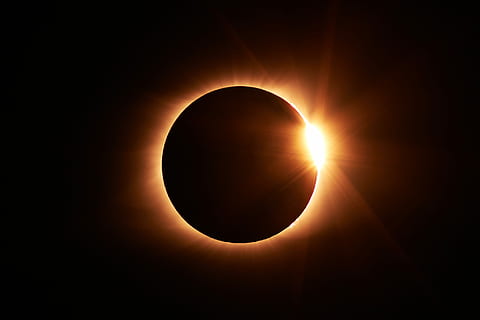 Eclipse de Luna, foto, solar, eclipse, increíble, oscuro, ligero, Eclipse total, totalidad, fenomeno natural, Eclipse solar, Dom, cielo, astronomía, belleza en la naturaleza, espacio, luz del sol, naturaleza, circulo, forma geometrica, forma, nadie, Luna, rayo de sol, majestuoso, al aire libre, ciencia, 2K, CC0, dominio público, libre de derechos