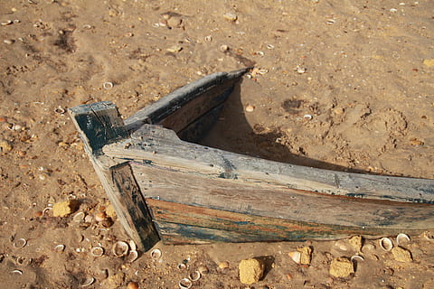 Stiefel, Strand, Meer, Holz - Material, keine Leute, Tag, draußen, Nahansicht, Land, High Angle View, Natur, Arbeitsgerät, verlassen, Schmutz, Ausrüstung, Metall, Sonnenlicht, alt, Werkzeug, Axt, braun, Fokus auf den Vordergrund, Handwerkzeug, Ebene, 5K, CC0, gemeinfrei, lizenzfrei