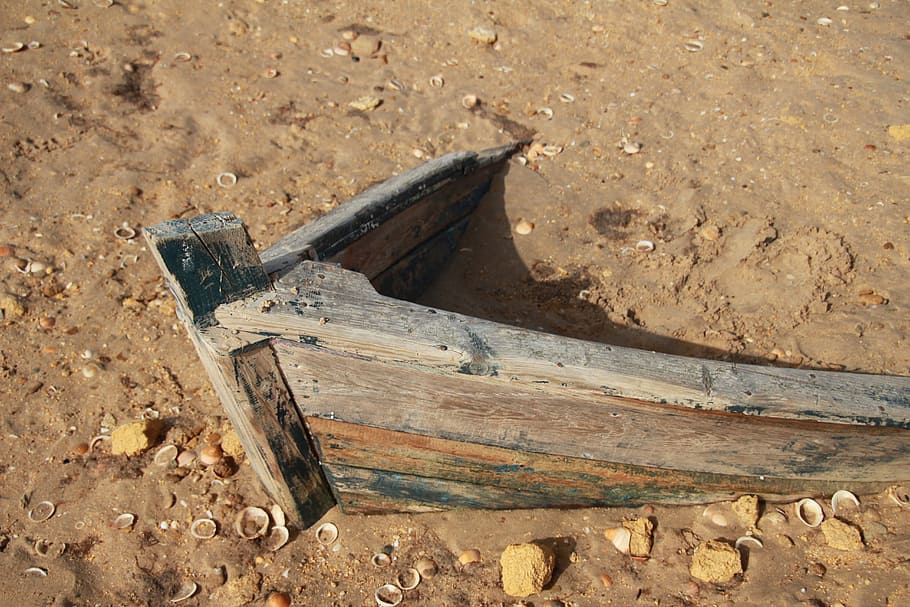 arrencada, platja, mar, material de fusta, cap gent, dia, a l'aire lliure, primer pla, terra, vista d’angle alt, naturalesa, eina de treball, abandonat, brutícia, equipament, metall, llum solar, vell, eina, destral, marró, centrar-se en primer pla, Eina de mà, avió, 5K