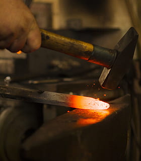 martell, desfet, foto de ferro, forjar, artesania, enclusa, mà humana, mà, calor - temperatura, taller, una persona, a l'interior, foc, fabricació, treball, indústria del metall, part del cos humà, cremant, foc - fenomen natural, brillant, ocupació, ferrer, flama, indústria, habilitat, eina de treball, ferro - metall, dit, fusió, 2K, CC0, domini públic, lliure de regalies