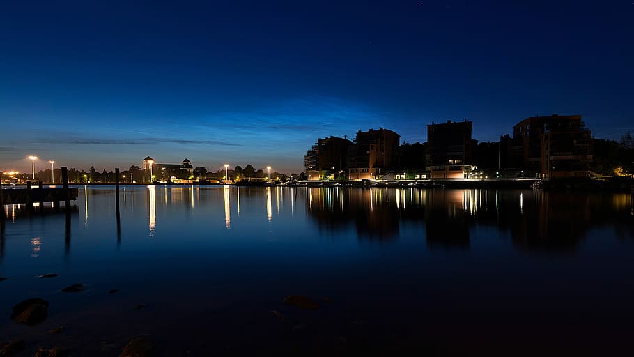 notte, fiume, luci, paesaggio, blu, riflessione, illuminato, esterno dell'edificio, crepuscolo, acqua, architettura, struttura costruita, cielo, costruzione, città, natura, destinazioni di viaggio, nessuno, lago, la tranquillità, paesaggio urbano, 4K