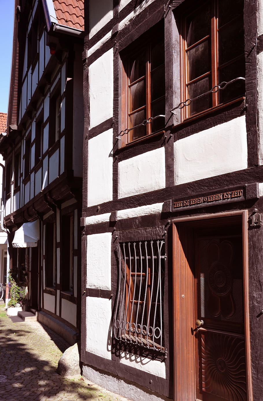 truss, casa, construcció, edifici, arquitectura, història, carretera, idil·li, petit poble, romanç, romàntic, contrast, façana, porta, fila d’habitatges, graduació, sèrie, perpendicular, Alemanya, North Reno Westphalia, estructura construïda, exterior de l'edifici, finestra, dia, cap gent, barri residencial, entrada, ciutat, a l'aire lliure, material de fusta, llum solar, vidre - material, naturalesa, barana, marró, vell, 4K