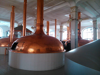 fabbrica di birra, le forme, rame, azienda vinicola, bottiglia, in casa, fabbrica, cantina, nessuno, industria, giorno, metallo, finestra, architettura, attività commerciale, di fila, struttura costruita, interno del veicolo, sospeso, avvicinamento, posto a sedere, attrezzatura per l'illuminazione, contenitore, soffitto, vetro - materiale, lusso, 2K, CC0, dominio pubblico, privo di copyright