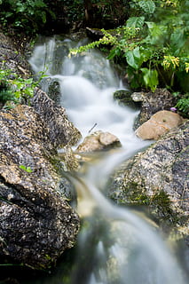kilde, vand, boble, natur, sten, vand løbende, drikke, klar, frisch, klippe, plante, flydende vand, lang eksponering, skønhed i naturen, rock-objekt, Skov, solid, scenics - natur, træ, mos, bevægelse, ingen mennesker, dag, flyder, vækst, vandfald, udendørs, strøm - rindende vand, renhed, magt i naturen, løbende vand, 4K, CC0, offentligt domæne, royaltyfrie