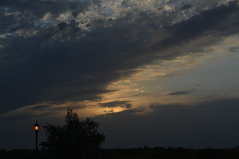 skumring, lys, afspejling, nattelys, nat, gadelamper, mørke, solnedgang, belysning, landskab, natur, silhuet, himmel, skønhed i naturen, ro, sky - himmel, scenics - natur, træ, rolig scene, plante, lav vinkel visning, ingen mennesker, belyst, ikke-urbane scene, belysningsudstyr, idyllisk, udendørs, orange farve, gadebelysning, 5K, CC0, offentligt domæne, royaltyfrie