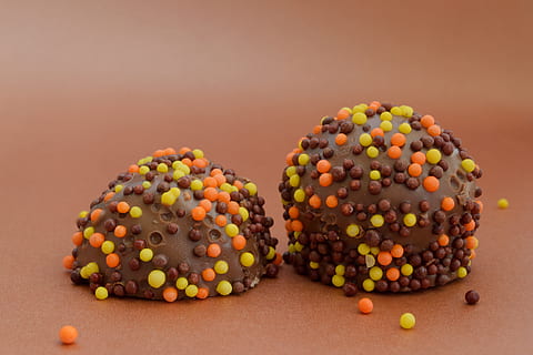 caramelle ricoperte di cioccolato, cibo, prodotti, dolci, Pasqua, caramella, caramelle al cioccolato, caramelle, vacanza, gioielli, spolverata di dolciumi, cibo e bevande, frutta, sfondo colorato, mangiare sano, freschezza, girato in studio, grande gruppo di oggetti, in casa, nessuno, benessere, colore arancione, natura morta, scelta, variazione, gruppo di oggetti, sfondo marrone, avvicinamento, agrumi, uva, sfondo beige, maturo, sfondo arancione, 4K, CC0, dominio pubblico, privo di copyright