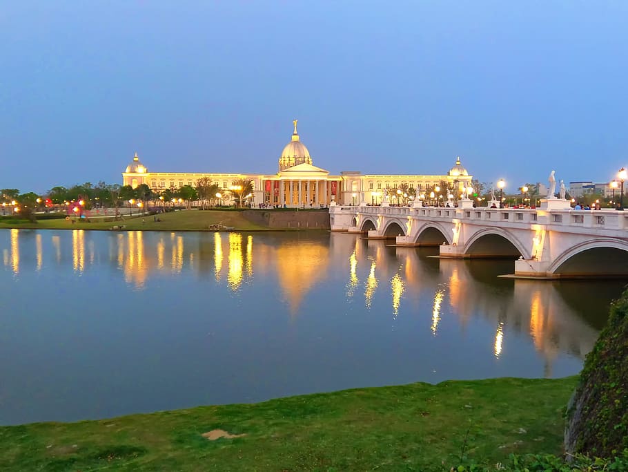 Dämmerung, Konstruktion, Schwimmbad, Reflexion, bei Dämmerung, Pool Reflexion, Taiwan, Chi Mei Museum, die Architektur, Fluss, berühmter Platz, Nacht-, Wasser, Palast, Brücke - künstliche Struktur, beleuchtet, Geschichte, Europa, draußen, Hauptstädte, gebaute Struktur, Gebäudehülle, Himmel, Brücke, Natur, Verbindung, Reiseziele, Tourismus, Religion, Reise, keine Leute, Stadt, Anbetungsstätte, Gebäude, Bogenbrücke, 4K