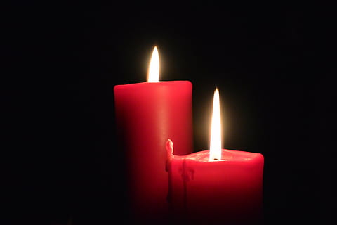 Kerze, Licht, Kerzenlicht, dunkel, Flamme, atmosphärisch, Advent, Verbrennung, rot, Hitze - Temperatur, glühend, schwarzer Hintergrund, Dunkelkammer, beleuchtet, Spiritualität, Feuer, drinnen, Feuer - natürliches Phänomen, Studioaufnahme, Nahansicht, keine Leute, Natur, kopieren sie platz, ausgeschnitten, Feier, Helligkeit, 4K, CC0, gemeinfrei, lizenzfrei