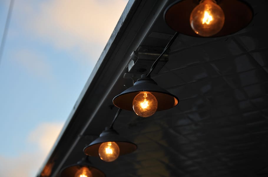 orange, tændte, pærer, tag, fire, lys, lys pære, lampe, Sky, blå, himmel, gul, lanterne, belysningsudstyr, lav vinkel visning, belyst, hængende, ingen mennesker, elektricitet, fokus på forgrunden, arkitektur, teknologi, elektrisk lys, tæt på, i en række, forbindelse, loft, vedhæng lys, lys - naturligt fænomen, udendørs, elektrisk udstyr, elektrisk lampe, 4K