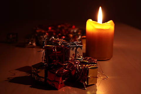 marró, vela, taula, factura, llum, paquet, fet, Nadal, Festival, festiu, atmosfera, bucle, embalat, decoració de Nadal, regals, regal, celebració, decoració, festa, nit, fosc, foc, cremant, flama, a l'interior, foc - fenomen natural, il·luminat, cap gent, vermell, brillant, calor - temperatura, primer pla, natura morta, centrar-se en primer pla, naturalesa, 1080P, CC0, domini públic, lliure de regalies