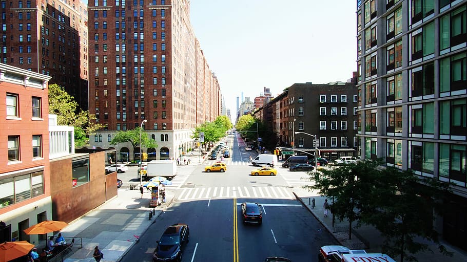 Fahrzeug, Vorbeigehen, tagsüber, Fotografie, braun, Grün, Beton, Gebäude, Straße, Avenue, Überschneidung, Stadt, der Verkehr, Westseite, New York City, Taxi, Gelb, hohe Linie, Kraftfahrzeug, Auto, Transport, die Architektur, Transportmittel, Gebäudehülle, gebaute Struktur, Landfahrzeug, Stadtstraße, zufällige Menschen, Stadt leben, Tag, Zeichen, Natur, Symbol, Wohngegend, abnehmende Perspektive, draußen, Stadtbild, Bürogebäude außen, 5K