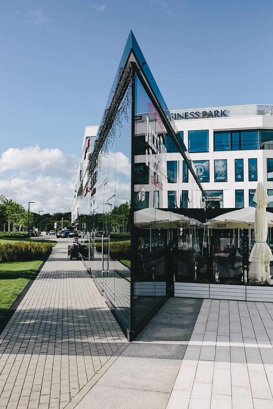 Jack, & amp;, Jack's, barra, amplificador, restaurant, gdynia, Polònia, arquitectura, Jack Daniels, urbà, whisky, exterior de l'edifici, estructura construïda, a l'aire lliure, façana, modern, negocis, escena urbana, cel, núvol - cel, cap gent, naturalesa, dia, el camí a seguir, direcció, ciutat, sendera, llum solar, text, transport, edifici, transport per ferrocarril, destinacions de viatge, comunicació, 4K