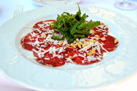 salade, rouge, sauce, assiette, carpaccio, fusée, pignons de pin, entrée, Parmesan, manger, le déjeuner, aliments, délicieux, Frisch, Italie, carpaccio de bœuf, Nourriture et boisson, personne, alimentation saine, prêt à manger, fraîcheur, légume, à l'intérieur, fermer, bien-être, portion, indulgence, nature morte, nourriture italienne, vue grand angle, herbe, repas, fruit, garnir, tentation, sauce tomate, dîner, betterave commune, la nourriture végétarienne, 4K, CC0, domaine public, libre de droits