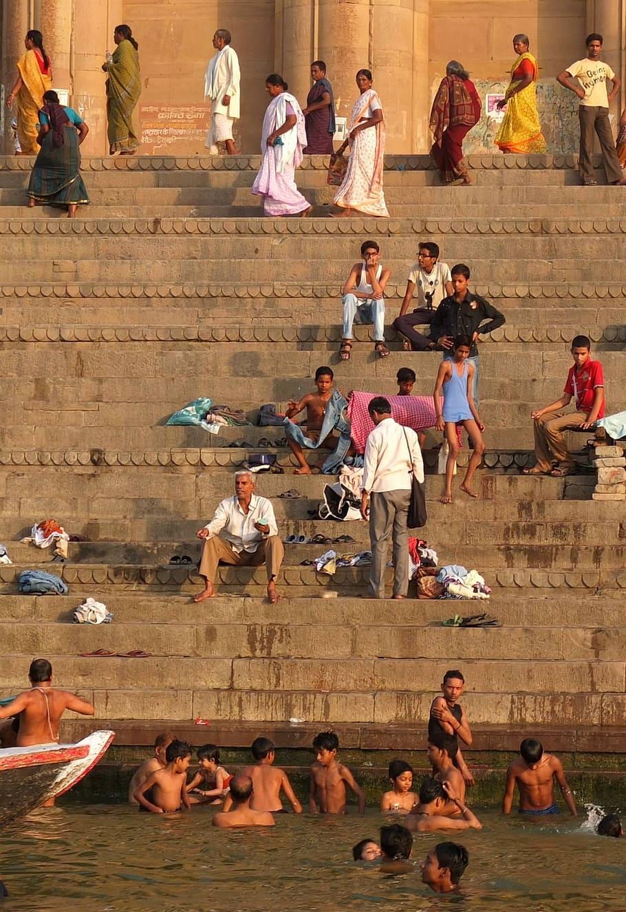 varanasi, ganges, Índia, riu, Sant, hindú, humà, religió, hinduisme, nedar, gran grup de persones, homes, gent, adult, de peu, assegut, multitud, grup de persones, persones reals, vista d’angle alt, dia, dones, aigua, arquitectura, relaxació, escala, estils de vida, a l'aire lliure, naturalesa, unió, adolescent, 1080P