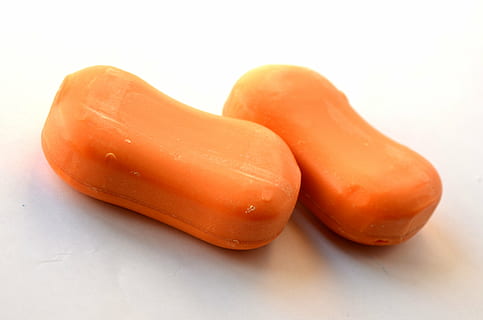 due saponi arancioni, sapone, sapone di cagliata, bagnarsi, pulizia, igiene, bagno, lavaggio, pulito, cura, detergente, cibo e bevande, cibo, freschezza, mangiare sano, verdura, benessere, girato in studio, in casa, nessuno, avvicinamento, colore arancione, singolo oggetto, sfondo bianco, semplicità, ritagliare, ortaggio a radice, carota, gruppo di oggetti, sfondo colorato, ingrediente, spuntino, maturo, 4K, CC0, dominio pubblico, privo di copyright