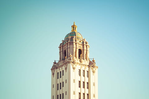 edificio de concreto blanco, beige, blanco, hormigón, edificio, azul, cielo, arquitectura, torre, 1930, 1920, estilo de vida, rodeo, destino, puesta de sol, retro, viaje, californio, Beverly Hill, estructura construida, exterior del edificio, cielo limpio, religión, creencia, espiritualidad, lugar de adoración, vista de ángulo bajo, copia espacio, naturaleza, nadie, destinos de viaje, historia, aguja, 5K, CC0, dominio público, libre de derechos