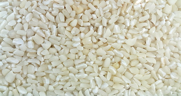 foto de primer pla, blanc, còdols, grans, mongetes blanques, blat de moro, cereal, hominy, textura, menjar, gran grup d'objectes, cap gent, fons blanc, primer pla, dia, marc complet, fons, menjar i beguda, alimentació saludable, benestar, Color blanc, abundància, frescor, natura morta, a l'interior, aliments crus, arròs - aliment bàsic, ingredient, menjar vegetarià, repetició, vegetals, picat, sopar, 5K, CC0, domini públic, lliure de regalies