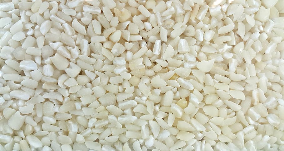 foto de primer pla, blanc, còdols, grans, mongetes blanques, blat de moro, cereal, hominy, textura, menjar, gran grup d'objectes, cap gent, fons blanc, primer pla, dia, marc complet, fons, menjar i beguda, alimentació saludable, benestar, Color blanc, abundància, frescor, natura morta, a l'interior, aliments crus, arròs - aliment bàsic, ingredient, menjar vegetarià, repetició, vegetals, picat, sopar, 5K
