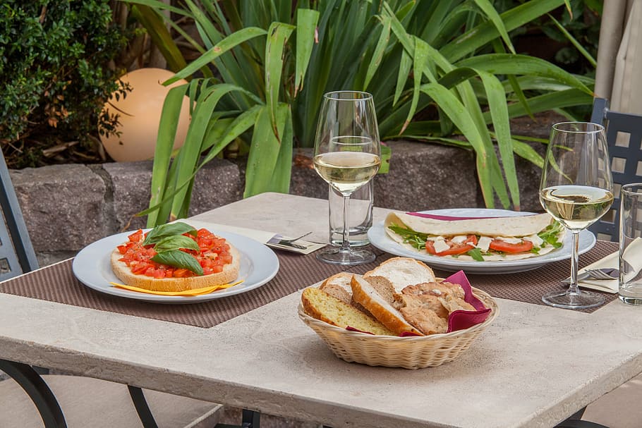 plaques, menjar, cistella, pans, taula, vi, barra, gastronomia, restaurant, begudes, operació, control, safata, cambrer, superior, divertit, majordom, placa, sopar, dinar, gourmet, a l'aire lliure, menjar i beguda, vidre, beure, frescor, refresc, llest per menjar, pa, equipament per a la llar, cap gent, alimentació saludable, copa, fruita, utensili per menjar, benestar, planta, alcohol, ganivet de taula, berenar, esmorzar, 5K