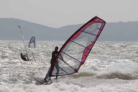 windsurf, onde del mare, mare, onde, sport, all'aperto, nessuno, natura, giorno, cielo, montagna, acqua, bellezza nella natura, stili di vita, scenics - natura, lungomare, scena non urbana, persone reali, persone, mezzi di trasporto, uomini, terra, industria ittica, 5K, CC0, dominio pubblico, privo di copyright