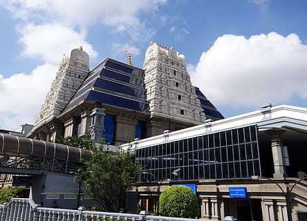 tempel, ISKCON, krishna, hindu, hinduisme, religion, spiritualitet, Bangalore, Karnataka, indien, arkitektur, bygget struktur, bygning udvendig, himmel, by, bygning, lav vinkel visning, sky - himmel, natur, dag, kontorbygning udvendig, moderne, ingen mennesker, kontor, udendørs, transportmidler, tårn, træ, gade, skyskraber, 2K, CC0, offentligt domæne, royaltyfrie